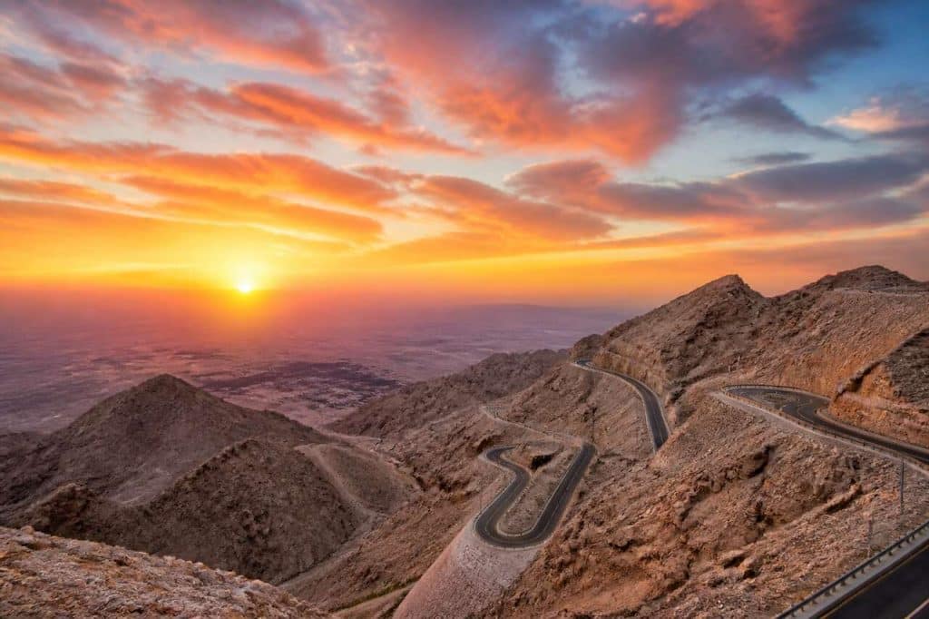 Lever du soleil sur la montagne de jebel hafeet : une expérience inoubliable